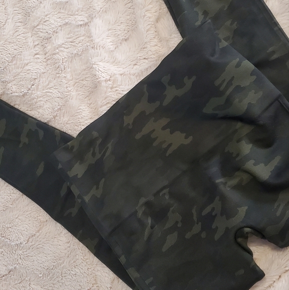 SPANX Camo Look at Me Now Seamless Cropped Leggings size small - Picture 6 of 9
